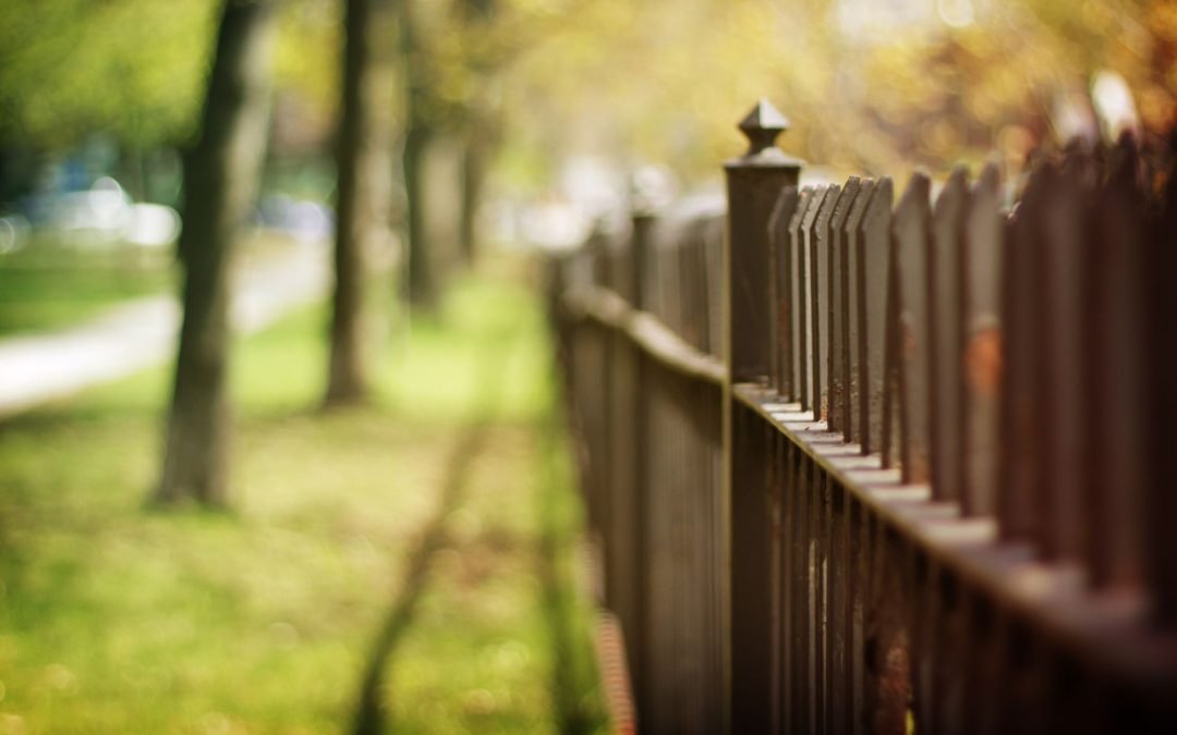 Find a fence repair professional near Tomball, TX
